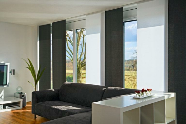 luxus-wohnzimmer-mit-schiebegardinen-in-grau-und-weiß- schönes sofa