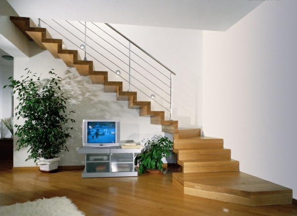 freischwebende treppen im wohnzimmer mit grünen pflanzen und einem fernseher