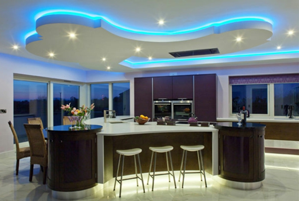 moderne-raumgestaltung-küche-deckenleuchten in blau