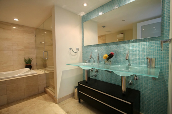 modernes-badezimmer mit kombinierten fliesen - braun und blau