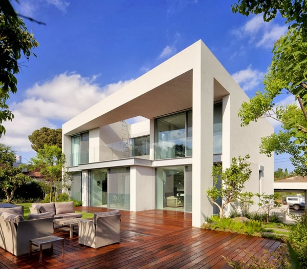 modernes-familienhaus-weiße-gestaltung-zwei-etagen- naturumgebung