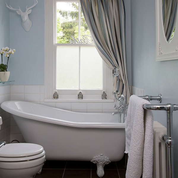 modernes-kleines-badezimmer-mit-einer-freistehenden-badewanne- deko elemente