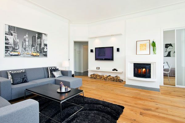 modernes-wohnzimmer-mit-einem-kamin sofa in grau