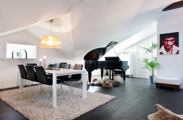 wohnzimmer mit einem klavier für elegante dachwohnung ausstattung