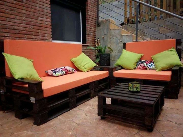 orange-sofa-aus-paletten-grüne-kissen