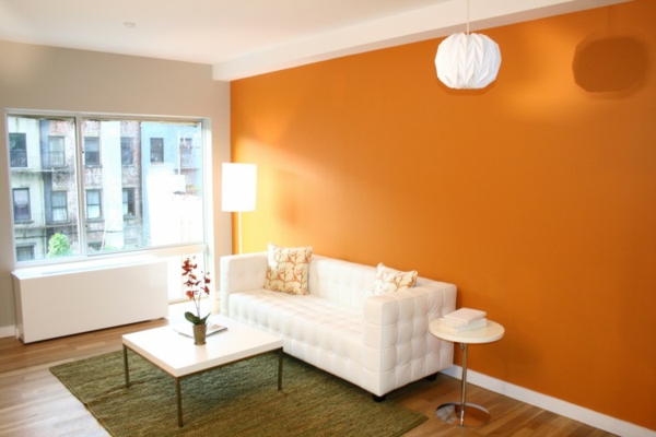 orange-wand-im-wohnzimmer-mit-weißen-möbeln- moderne gestaltung