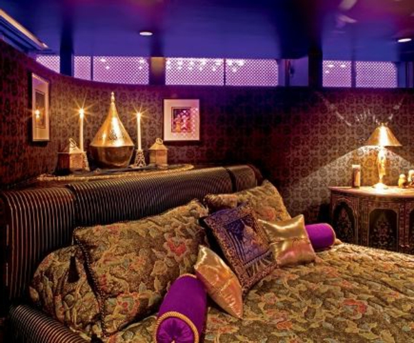 kerzen und luxus bett mit vielen bunten dekokissen für ein elelantes design vom orientalischen schlafzimmer