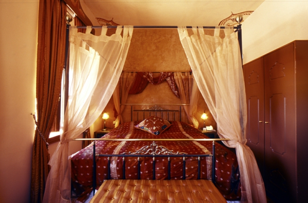 schlafzimmer mit braunen farben und weißen gardinen als akzent - orientalischer stil