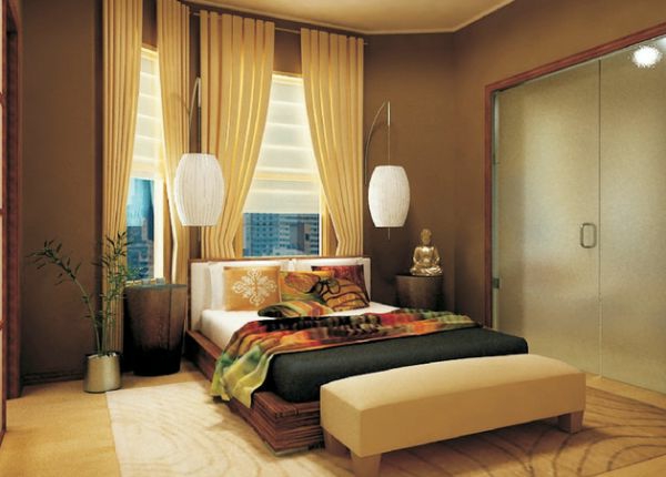 helle gardinen und bunte bettwäsche und dekokissen im schlafzimmer mit ockra als hauptfarbe