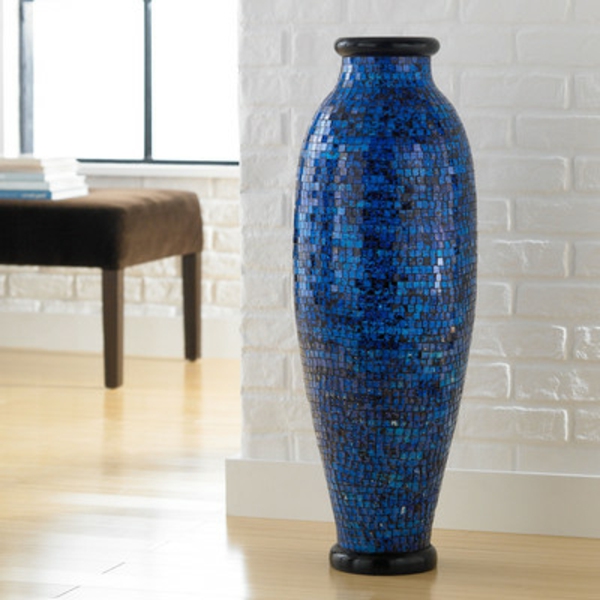 ozean-blau-für-eine-dekorierende-vase- weißer hintergrund
