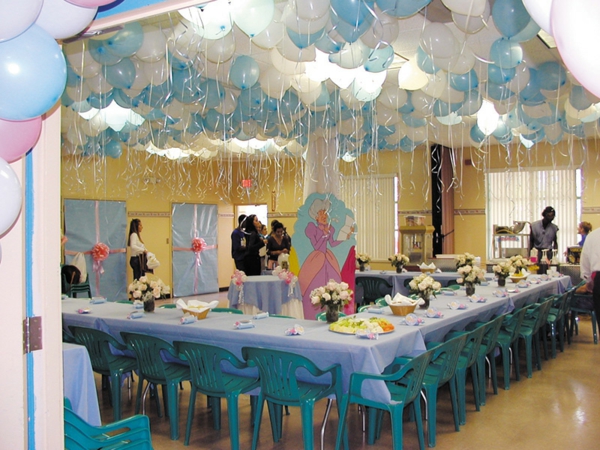 party dekoration ballons an der decke in blau und weiß