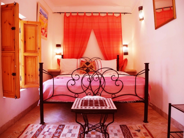 gemütliches schlafzimmer mit orangen vorhängen