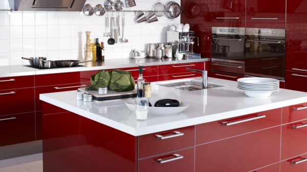 rote-küche-mit-weißen-elementen- kochinsel