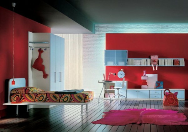 rote-wände-im-modernen-jugendzimmer - mit einem zyklamenfarbigen teppich