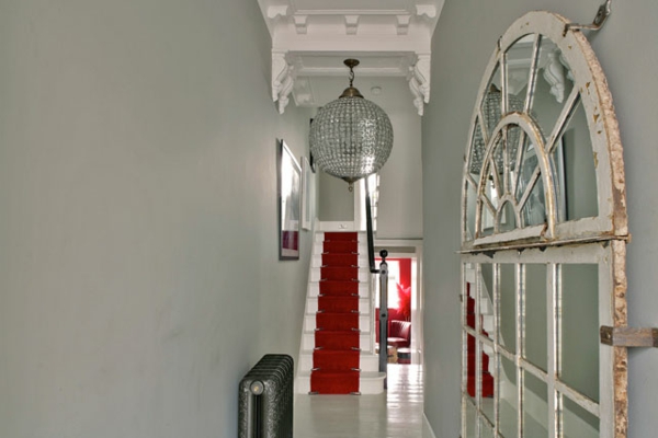 rotes-teppich-auf-treppen-im-flur mit originellem kronleuchter design