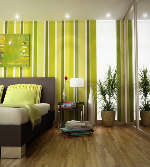 grüne dekokissen und grüne linien an den wänden im schlafzimmer