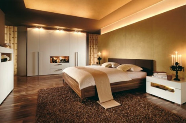 schlafzimmer-mit-gemütliche-atmosphäre- goldene farbe