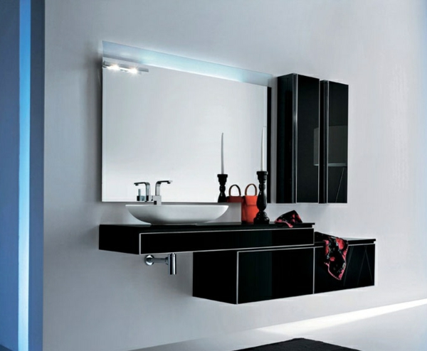 schwarzer-badschrank-und-großer-spiegel-an-der-hellen-wand- modern und schick