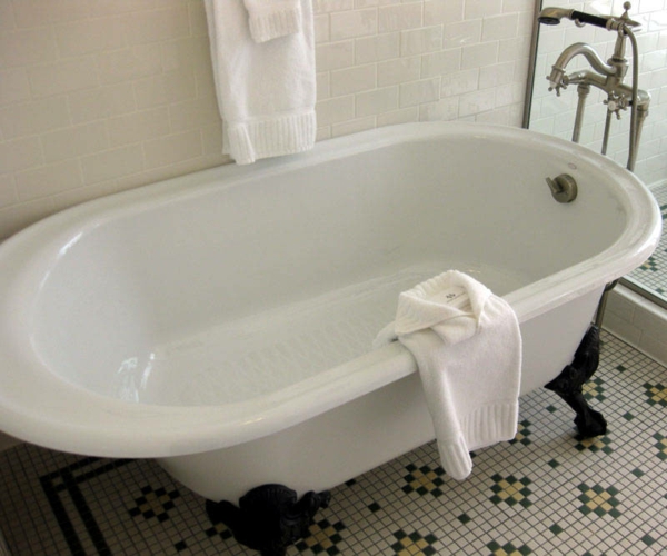 schöne-weiße-badewanne im badezimmer mit weißer wandgestaltung
