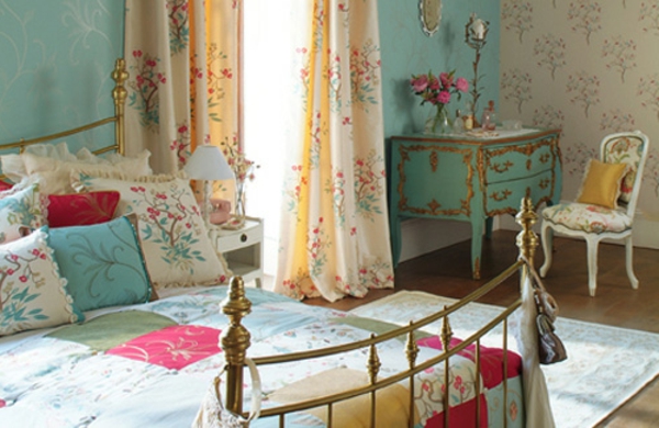 schönes-schlafzimmer-im-landhausstil - bunte möbel , gardine und bettbezüge