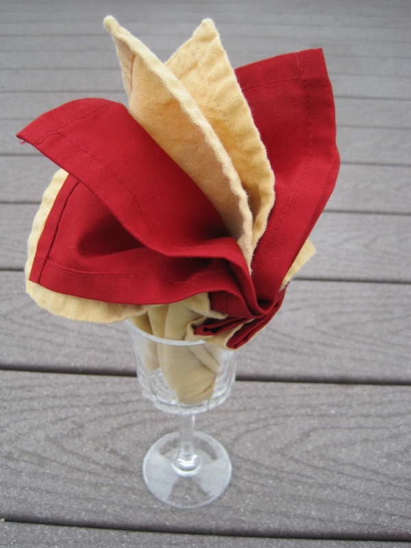 rote und gelbe farbe für dekorative servietten im glas