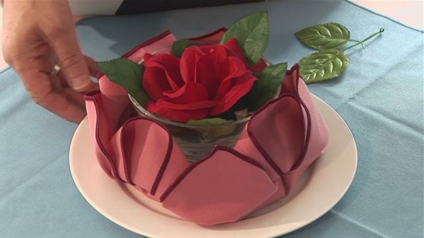 rose im teller - mit blättern - interessante servietten dekoration