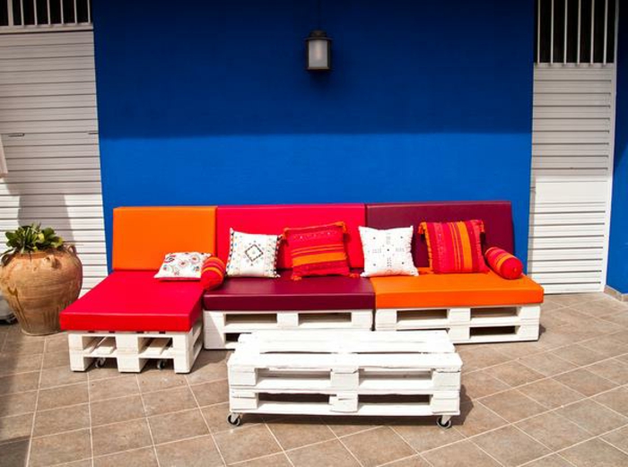 sofa-aus-paletten-balkonmöbel-selber-bauen