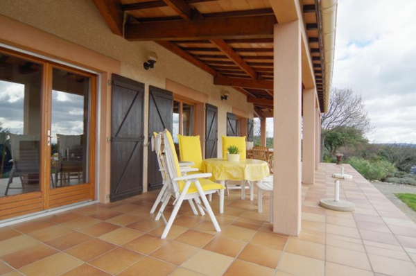terrasse-überdacht- bodenfliesen, kombiniert mit gelben stühlen