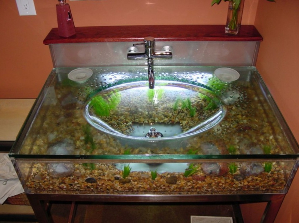 waschbecken-mit-einem-aquarium-ultramodern- kleine grüne algen