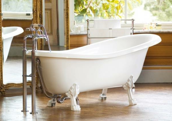 weiße-badewanne-im-großen-badezimmer - interessantes design