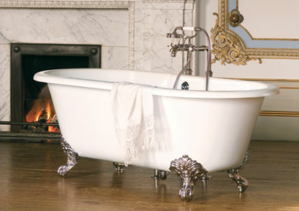 weiße-badewanne-weißes-tuch- mit einem kamin aus marmor