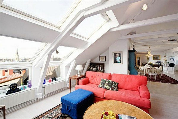 bunte möbel und glaswände in einem luxus wohnzimmer