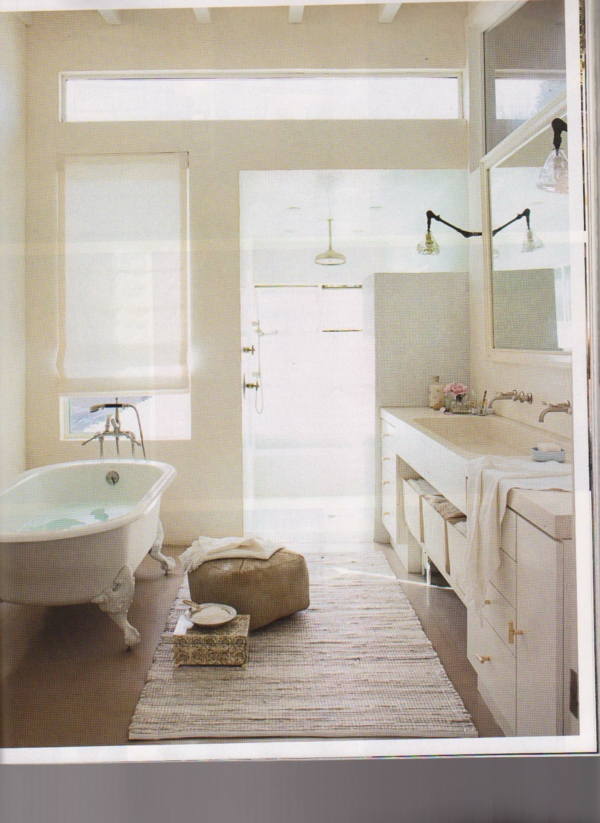 weißes-badezimmer-mit-badewanne - kleines teppich