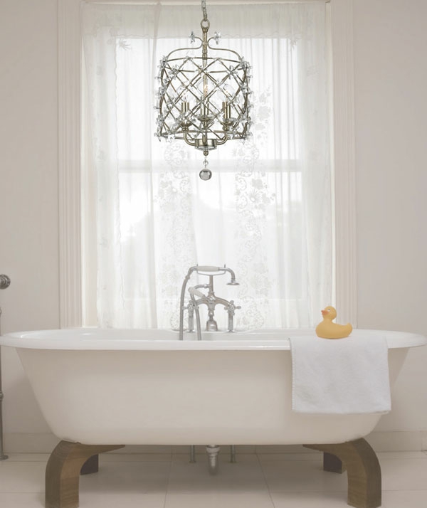 weißes-badezimmer-mit-einer-freistehenden-badewanne-und-einem-kristalleuchter