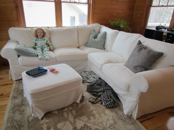 weißes-sofa-mit-grauen-kissen