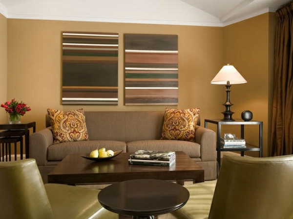 wohnzimmer-mit-ockra-wandfarbe- und modernen möbeln