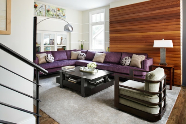 wohnzimmer-mit-schönen-möbeln- lila sofa