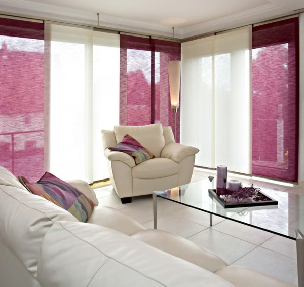 wohnzimmer-mit-weißen-möbeln-und-rosigen-schiebegardinen- ultramodern