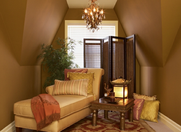 zimmerecke-mit-warmen-farben- paravent und sofa