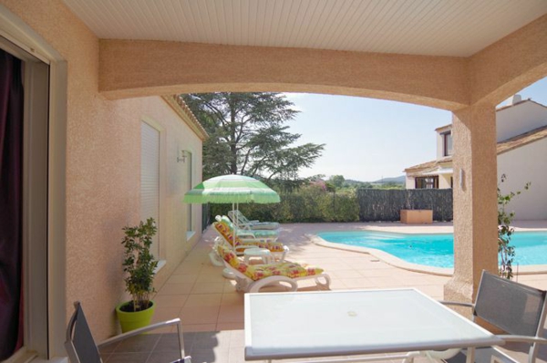 überdachte-terrasse-pool-sonnenschirm und liegestühle