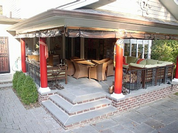 überdachte-terrasse-rote-säulen- kreative außenarchitektur
