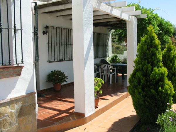 überdachte-terrasse-weißes-haus- ausstattung mit säulen