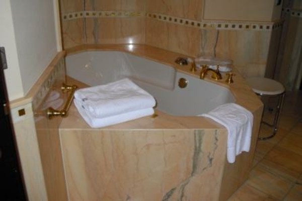 Badideen-Luxuswanne-mit-Marmor-schöne-gestaltung - tücher in weiß