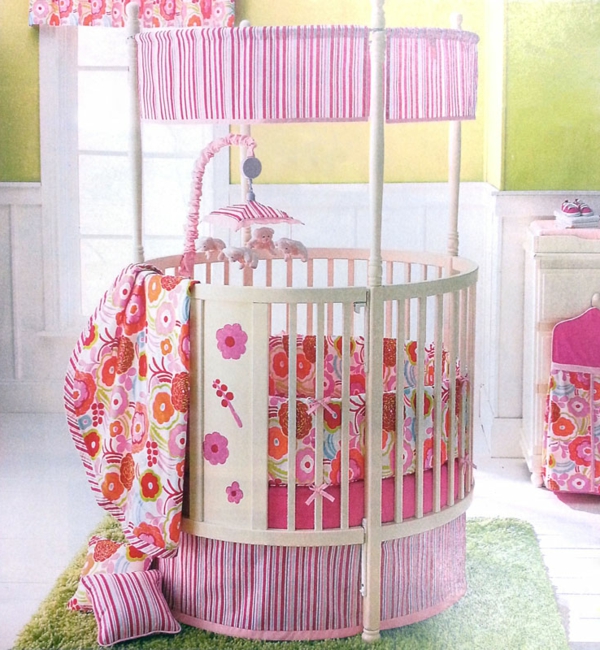 babybett-klein-rund-für-mädchen-rosige-farbe- modern