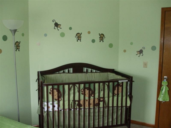 babyzimmer-gestalten-schlicht-und-schön-affen wandsticker