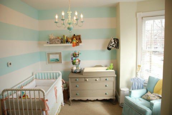 babyzimmer-gestalten-wand-mit-blauen-linien- bild an der wand
