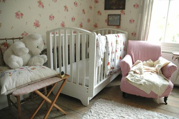 babyzimmer-tapete-moderne-gestaltung- rosiger sessel