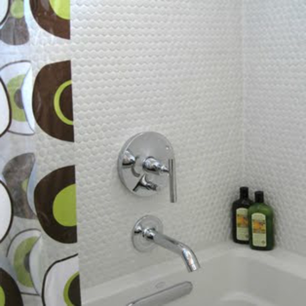 bad-mit-mosaikfliesen-interessant- badewanne in weiß