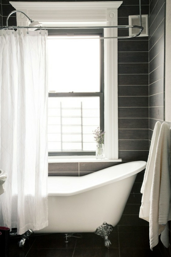 badeinrichtung -weiße-badewanne - weiße vorhänge
