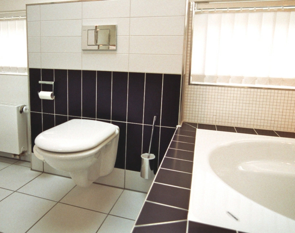 badezimmer-collstede-zetel-oldenburg-wc-badewanne - weiße und schwarz